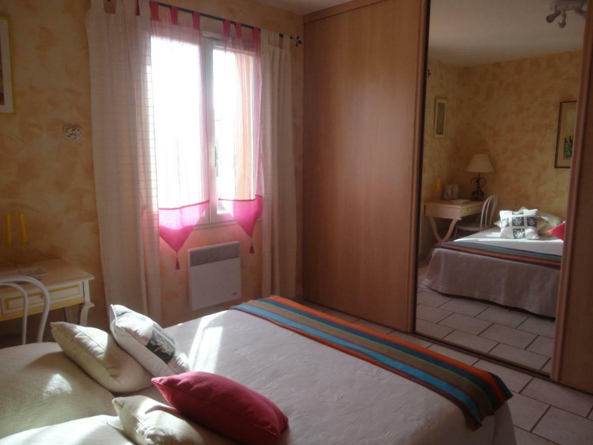 Deux Chambres Chez L'Habitant Dans Villa De Charme Avec Piscine Et Proche Mer Cuers Exterior foto