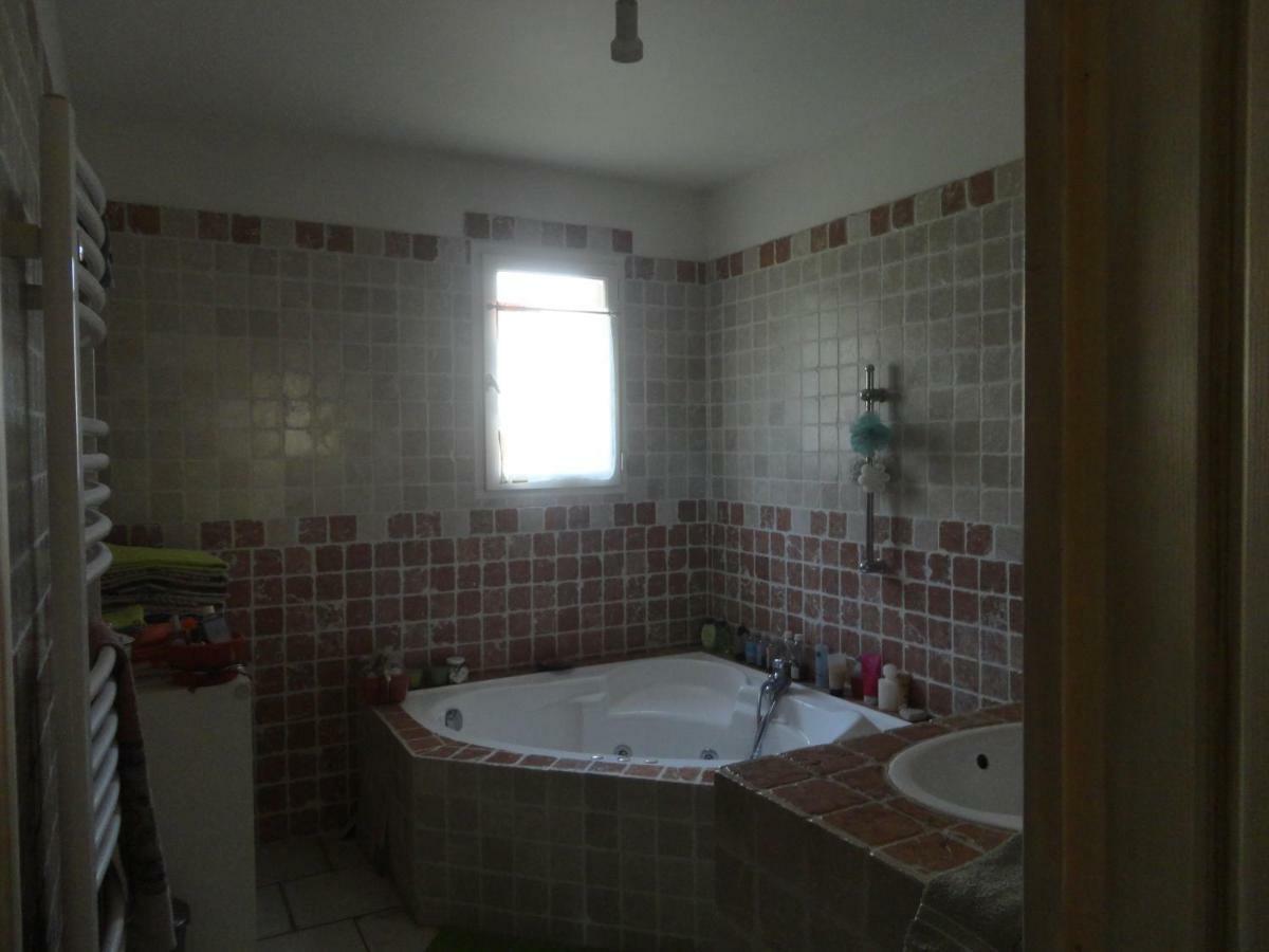 Deux Chambres Chez L'Habitant Dans Villa De Charme Avec Piscine Et Proche Mer Cuers Exterior foto